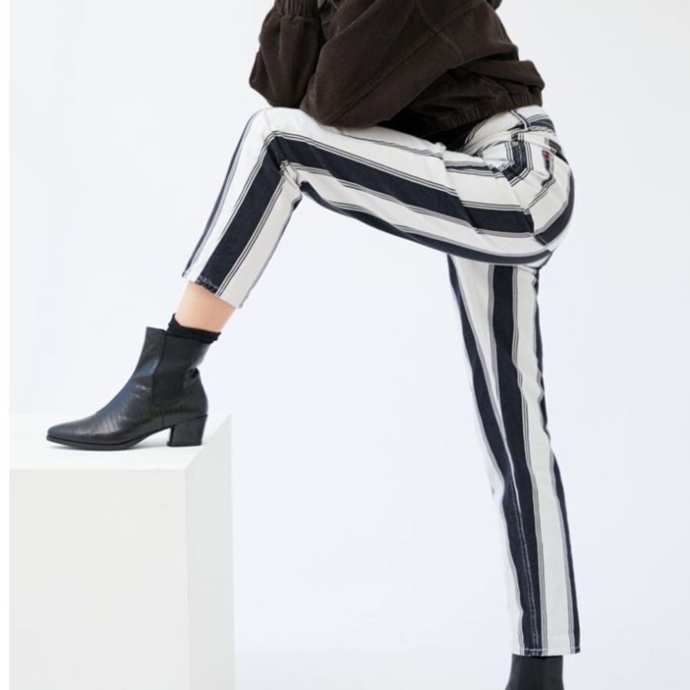 Urban Outfitters mom jeans